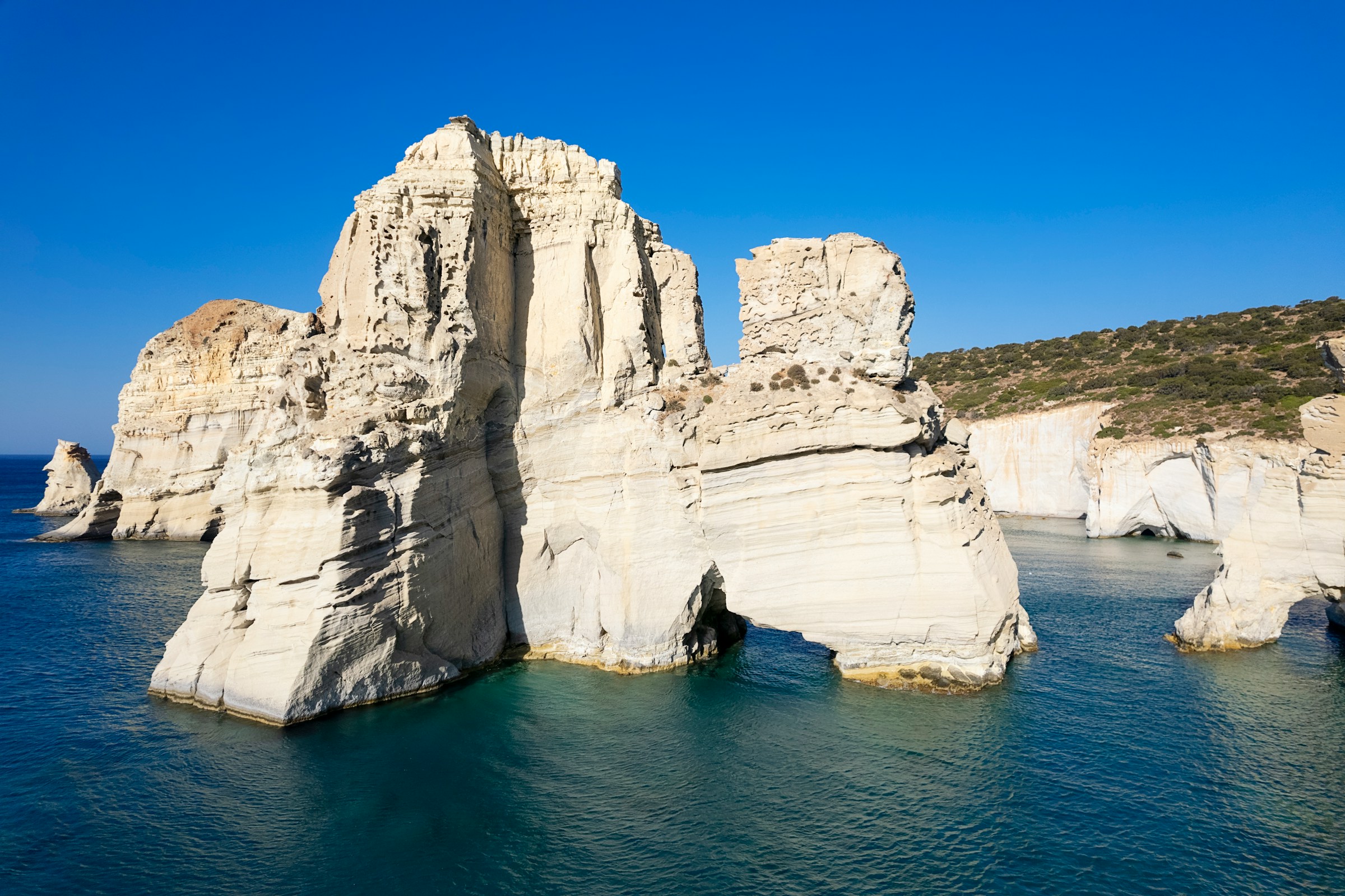 hvide klipper ud af havet på kysten af øen Milos