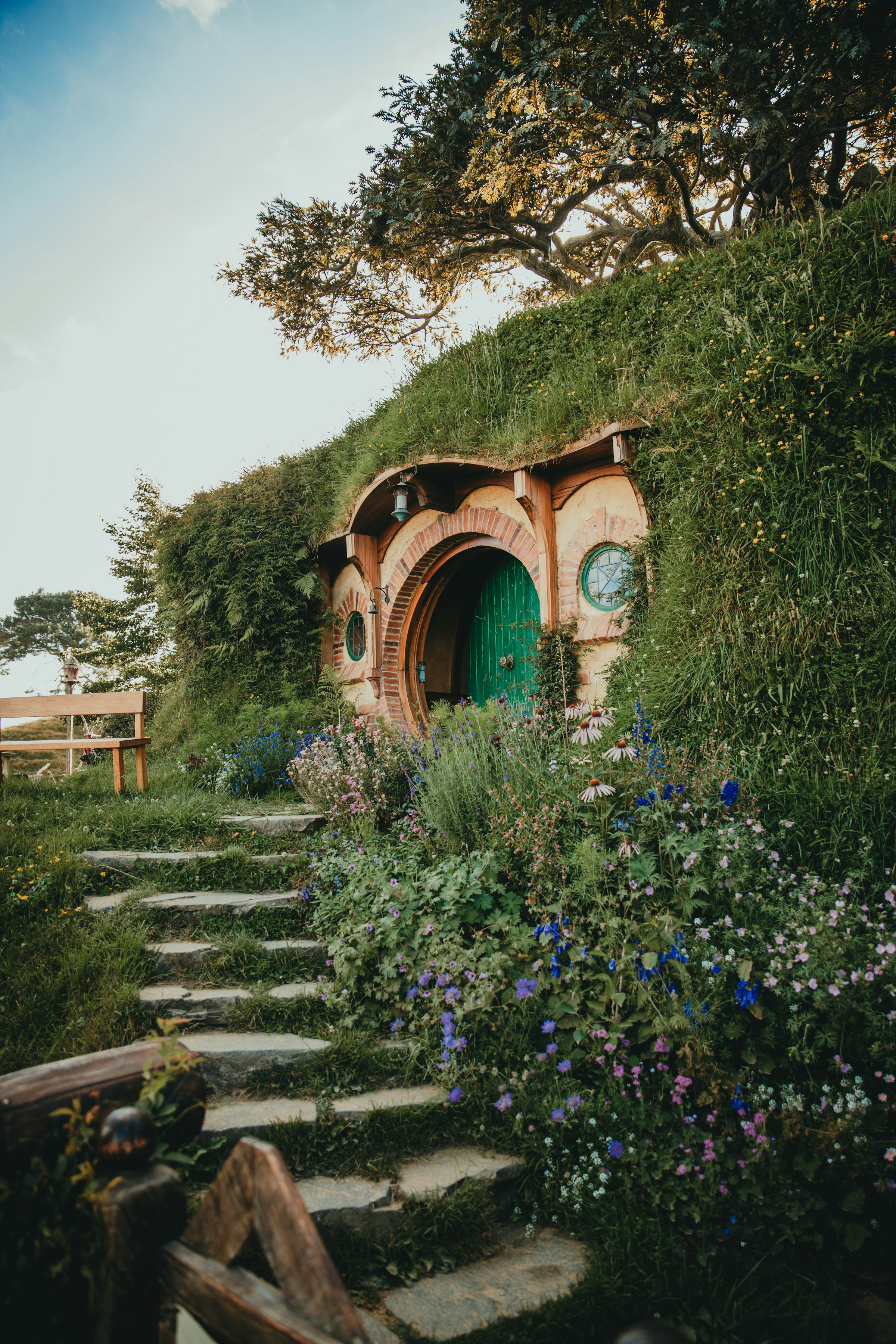 Have og rund dør ind i et hobbithus