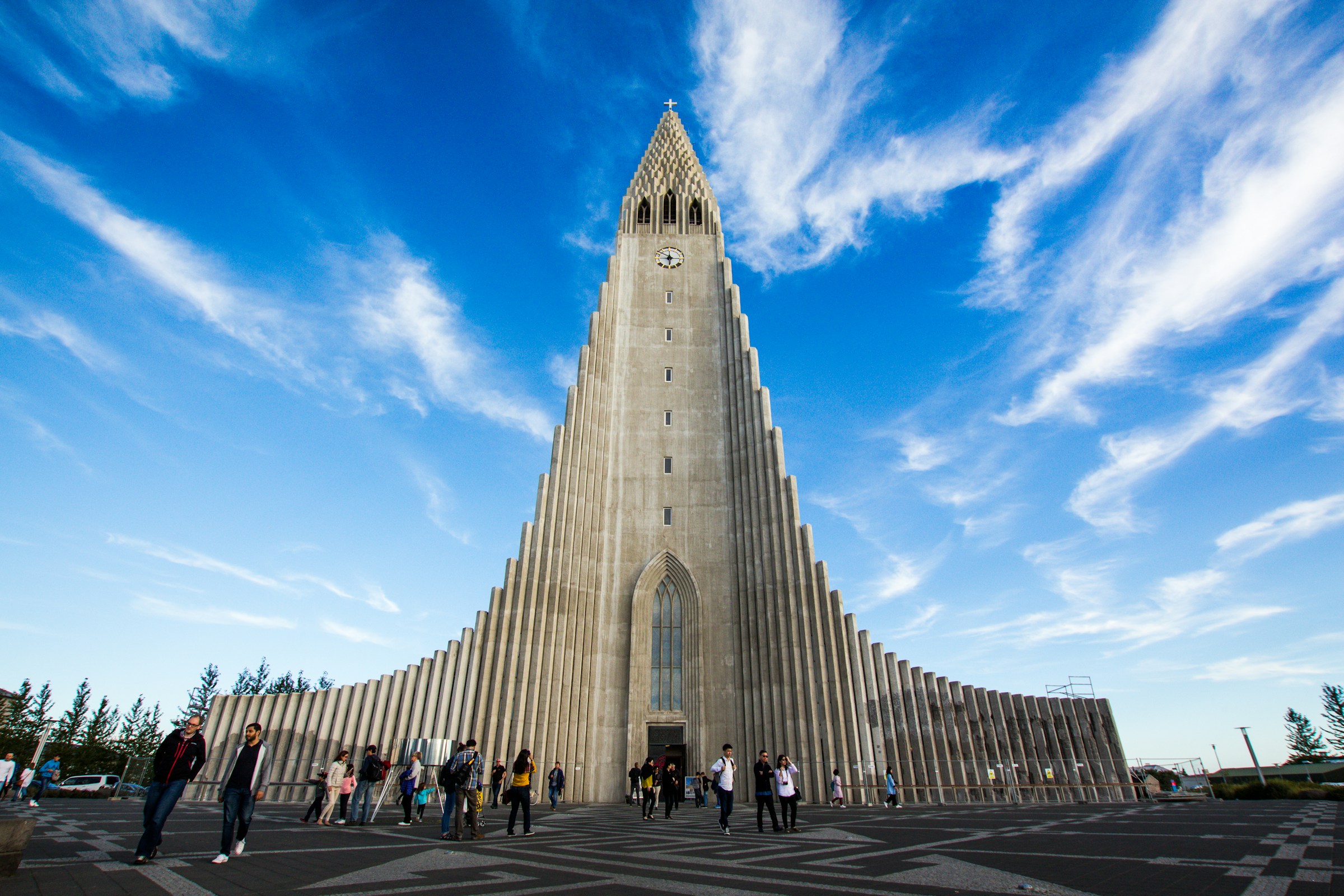 billede af berømt bygning i Reykjavik med blå himmel i baggrunden