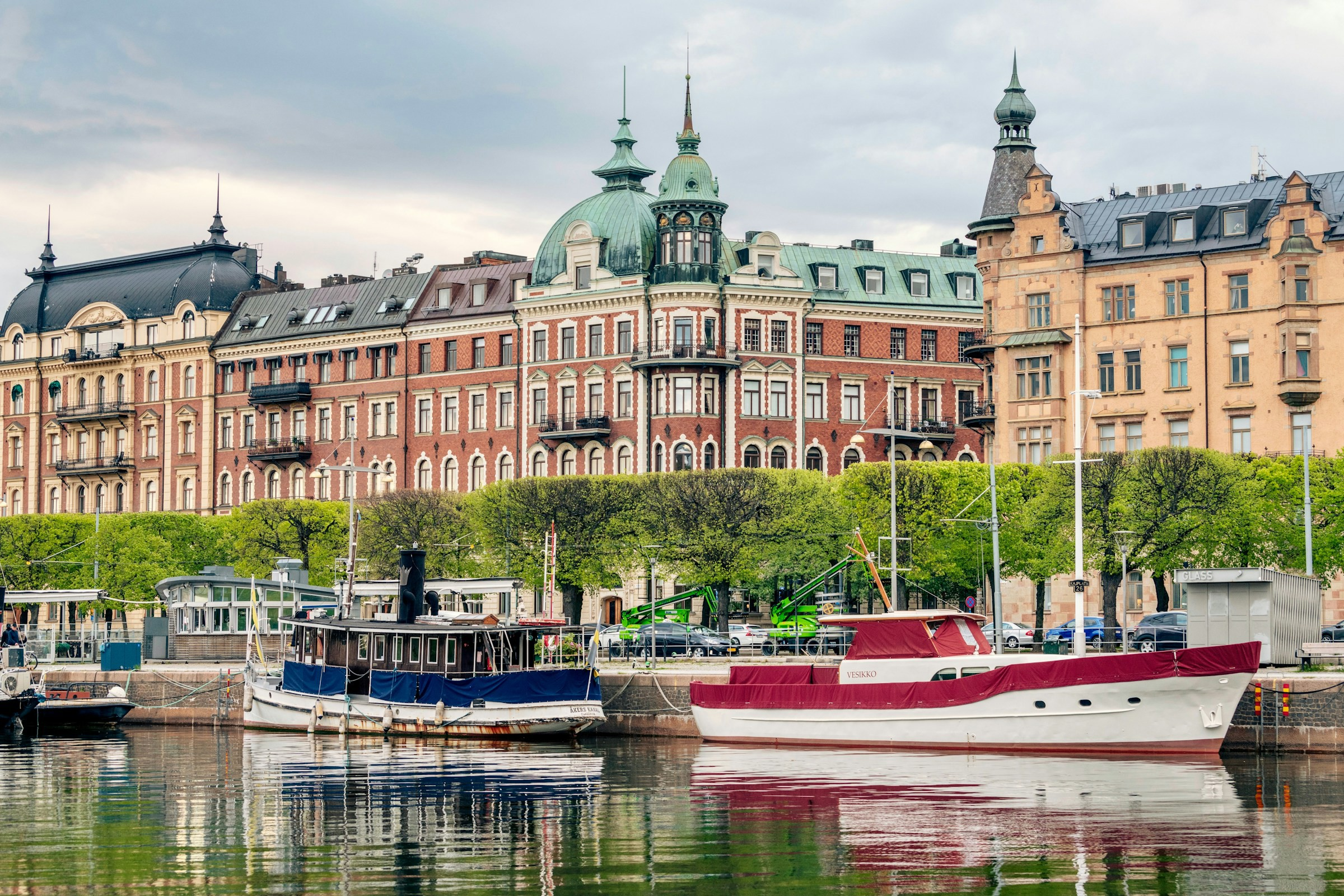Både i Nyhavn i København med farverige bygninger i baggrunden
