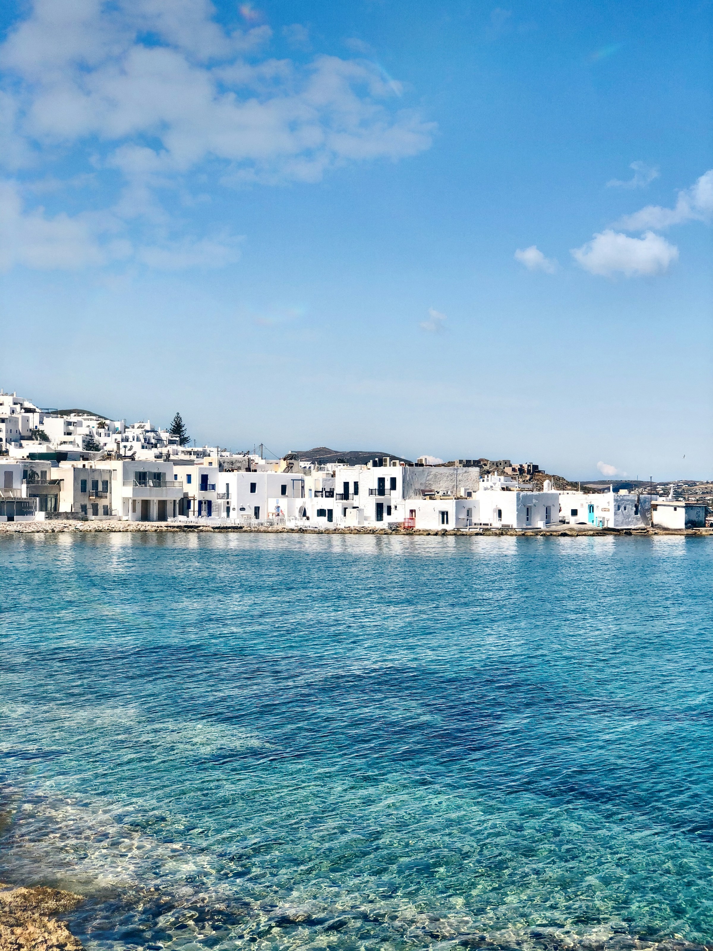 blåt hav møder lille græsk landsby på øen Paros