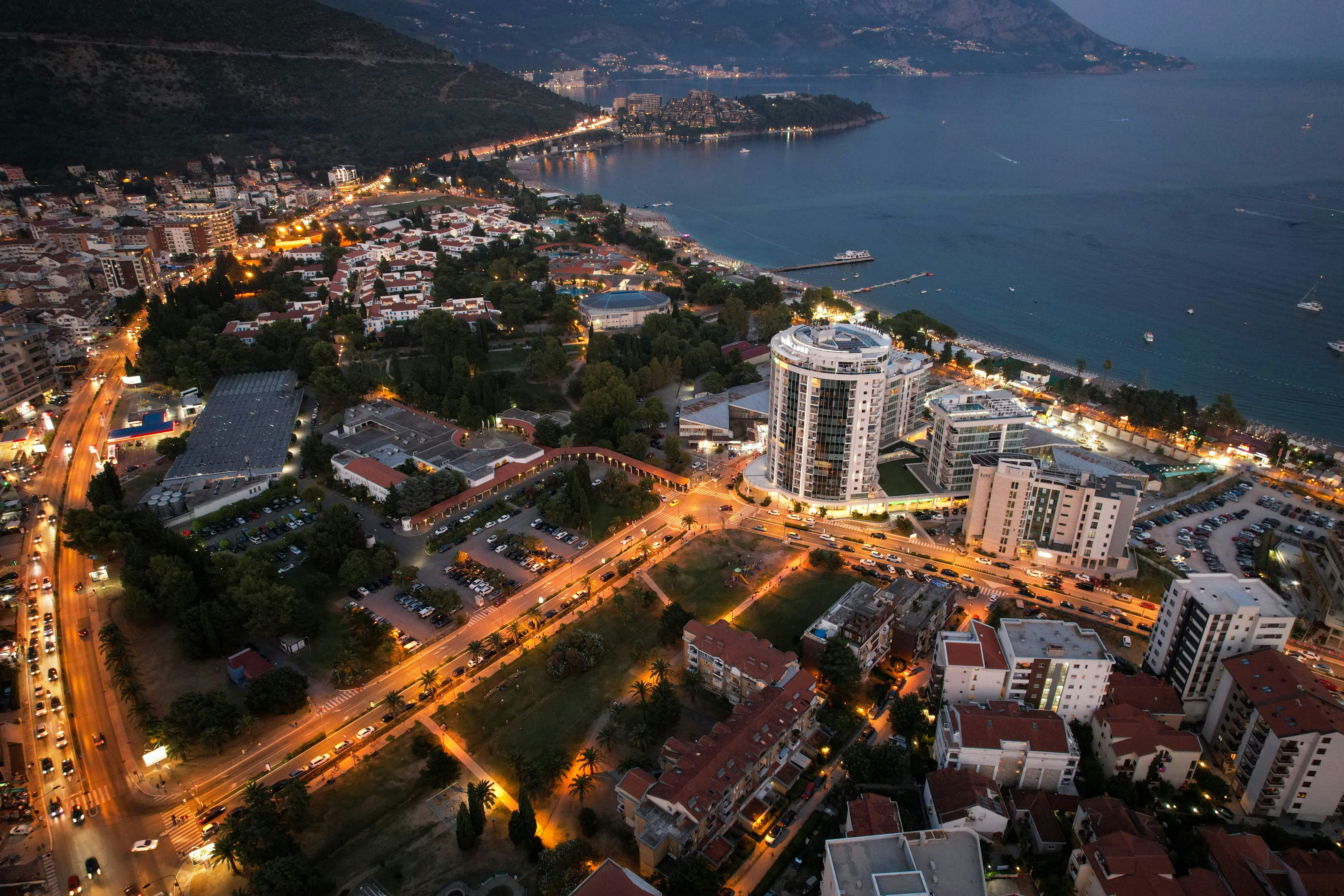 Rejs til Tirana - Fugleperspektiv over Tirana i Albanien i aftentimerne med byens lys og veje, der oplyser byens bygninger