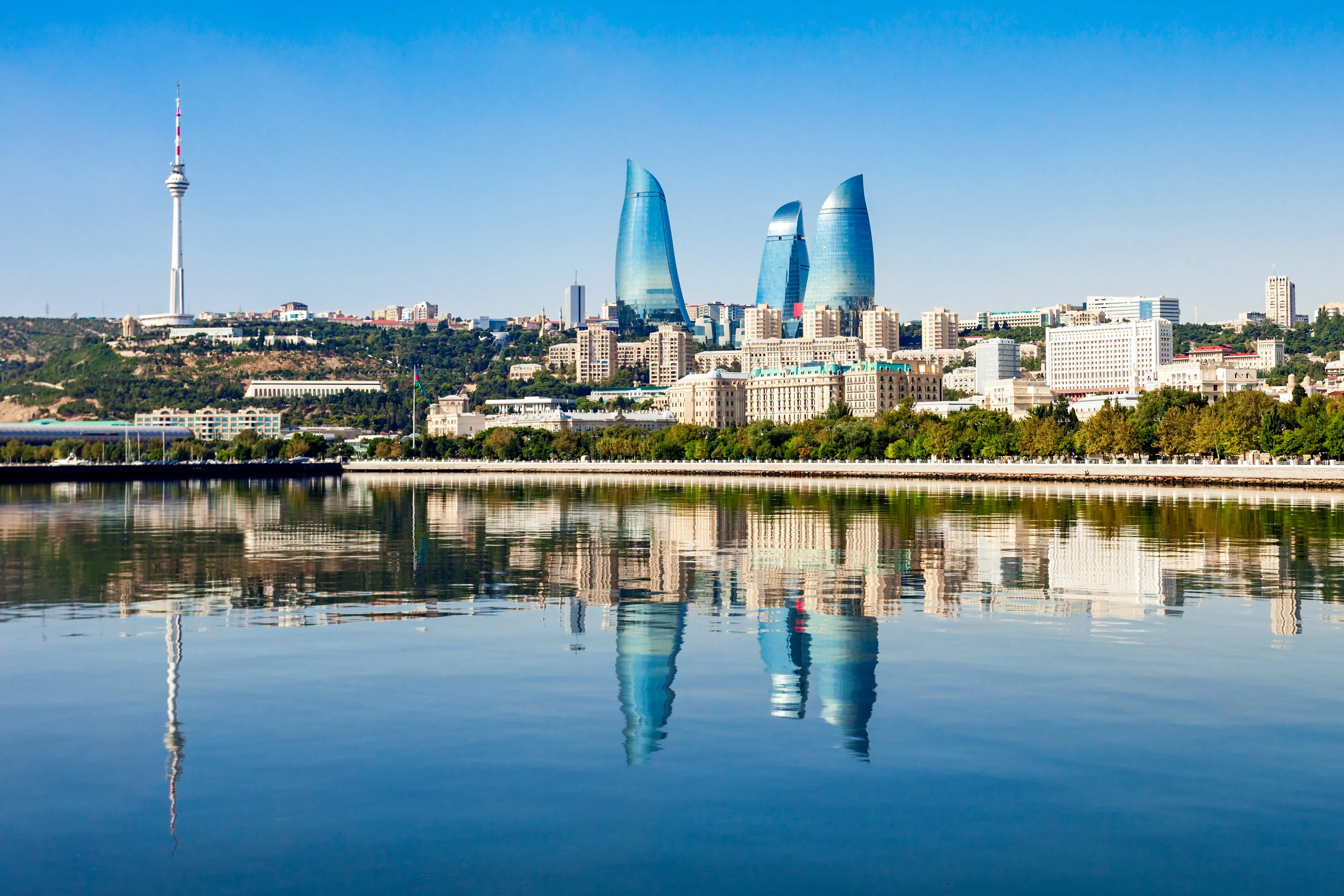 Rejs til Baku - Hav møder Baku by med skyskrabere, der når en blå himmel med grønne træer rundt om