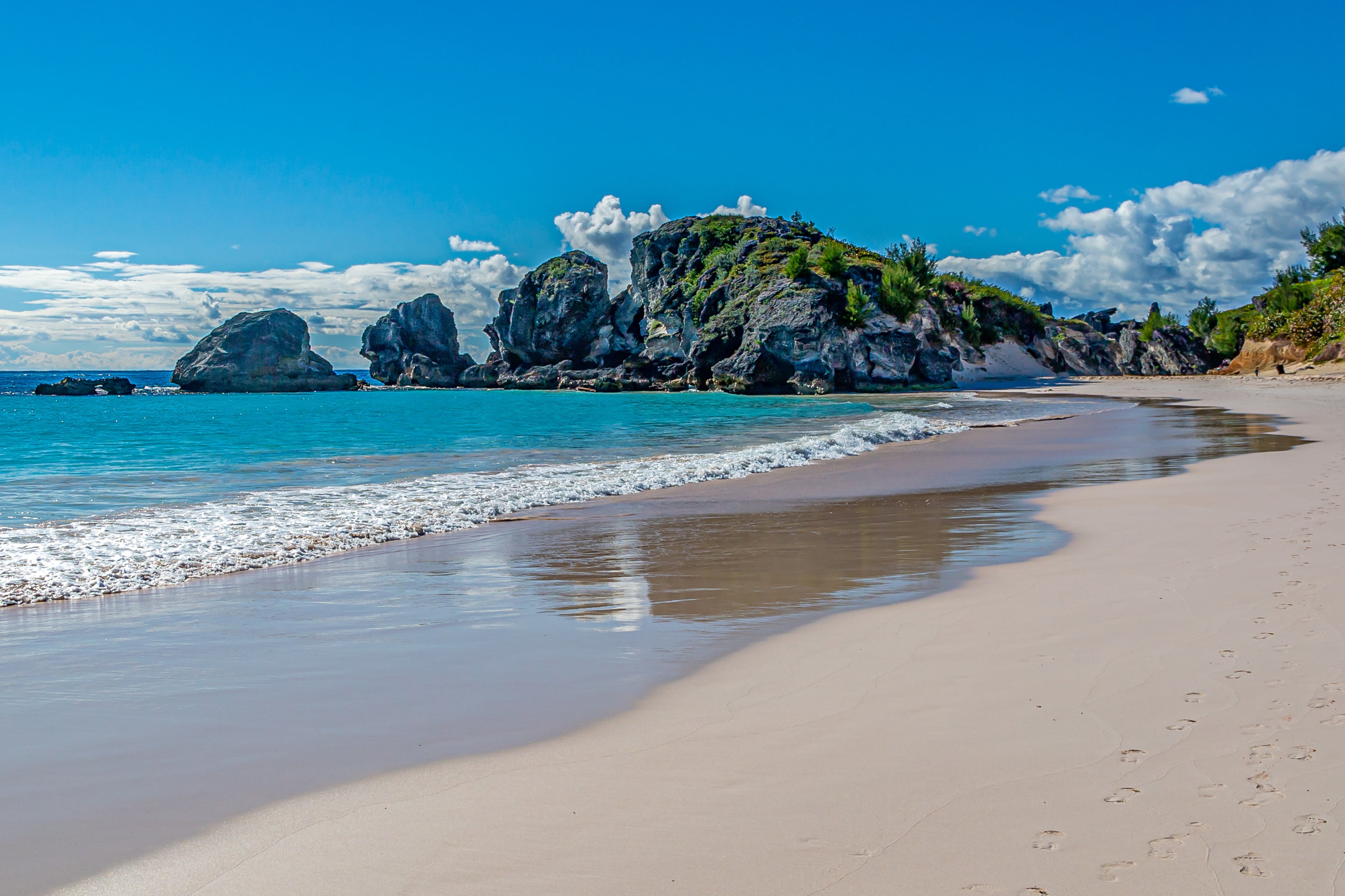 Rejs til Bermuda - Smuk stille hvid strand med turkisblåt vand med klipper og blå himmel i baggrunden