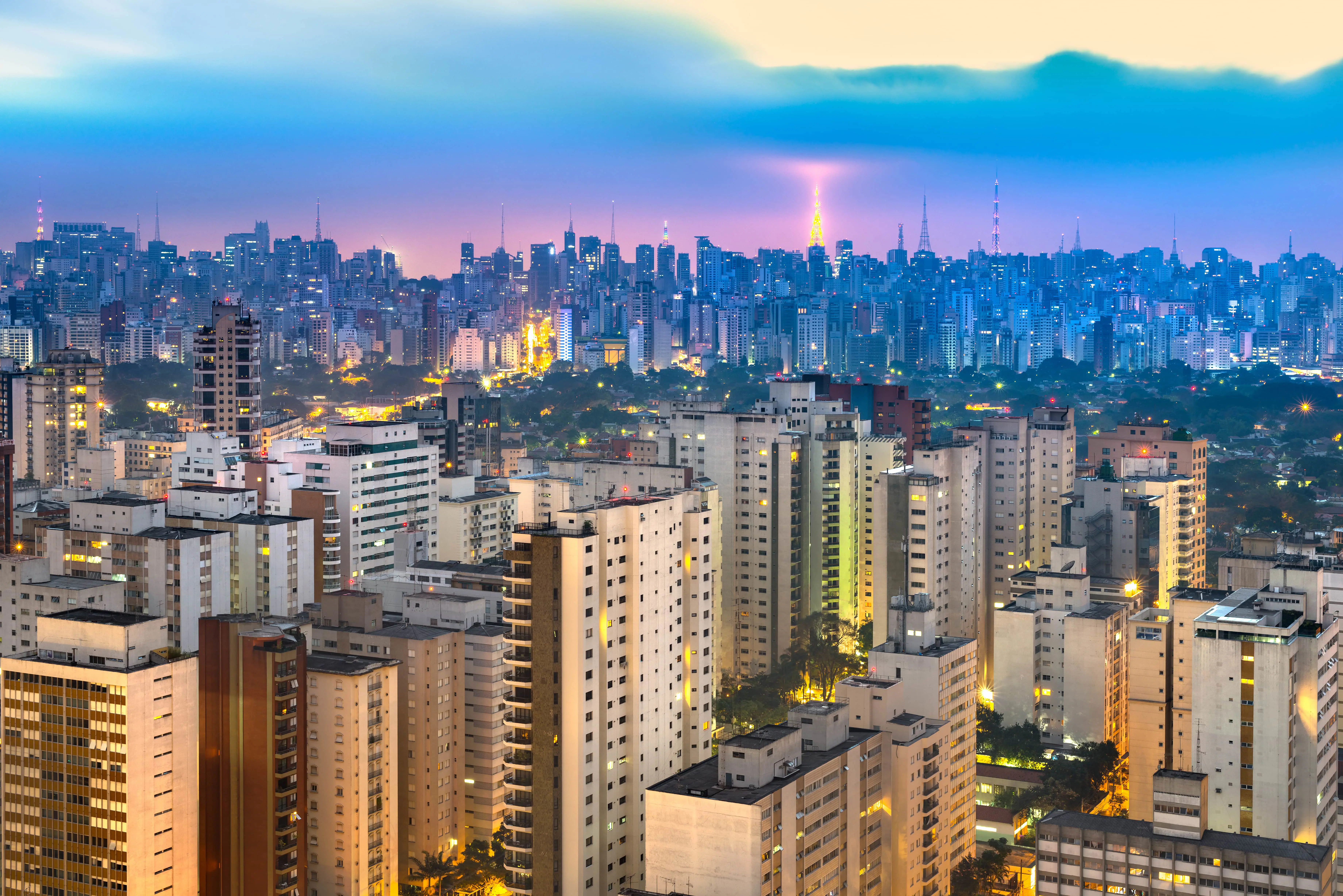 Rejs til São Paulo - Solnedgang med blå og lilla himmel over São Paulo by med skyskrabere og bygninger, der rejser sig