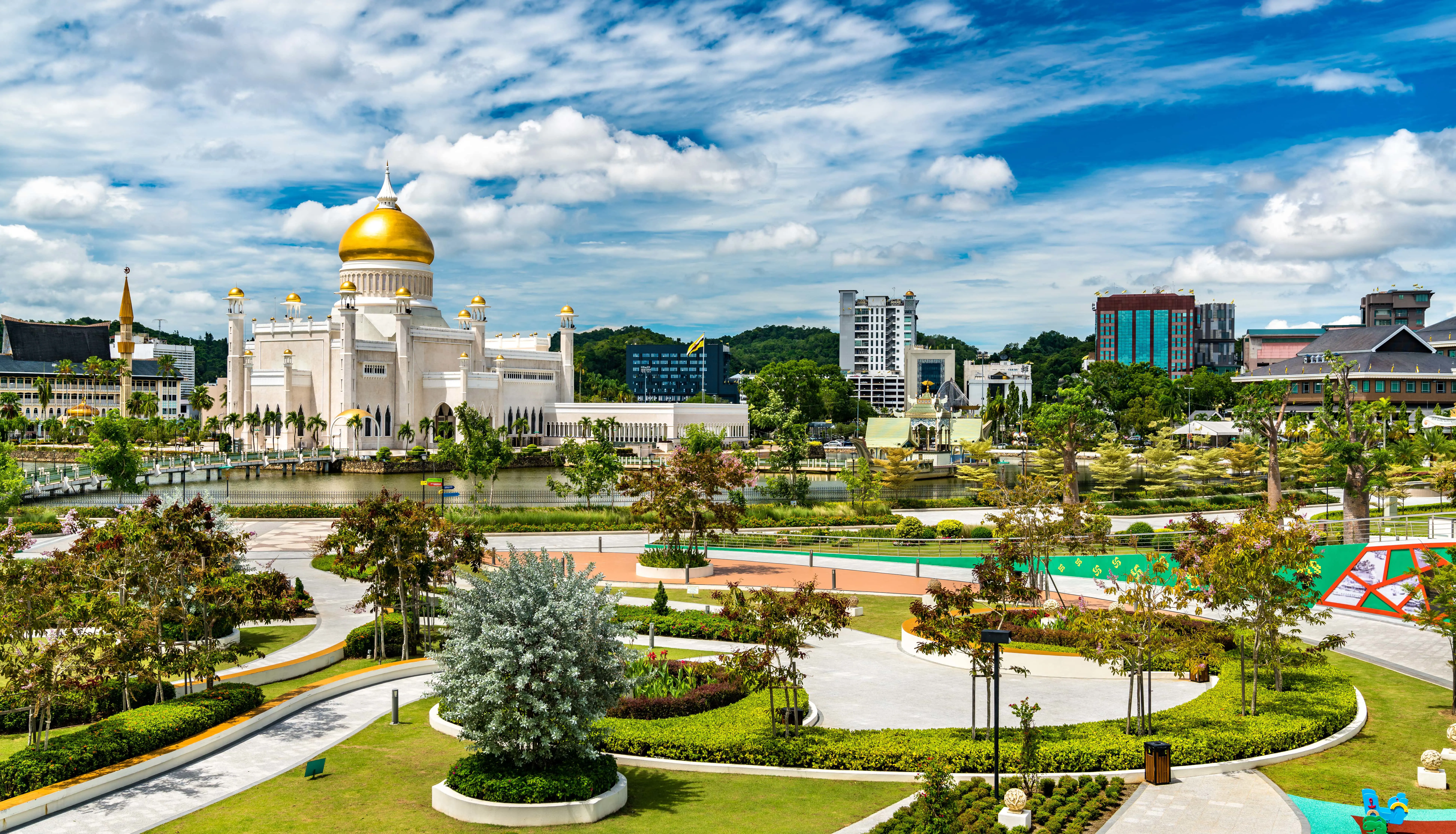 Rejs til Brunei - Smuk grøn park, der fører op til et stort hvidt tempel med guldtoppe