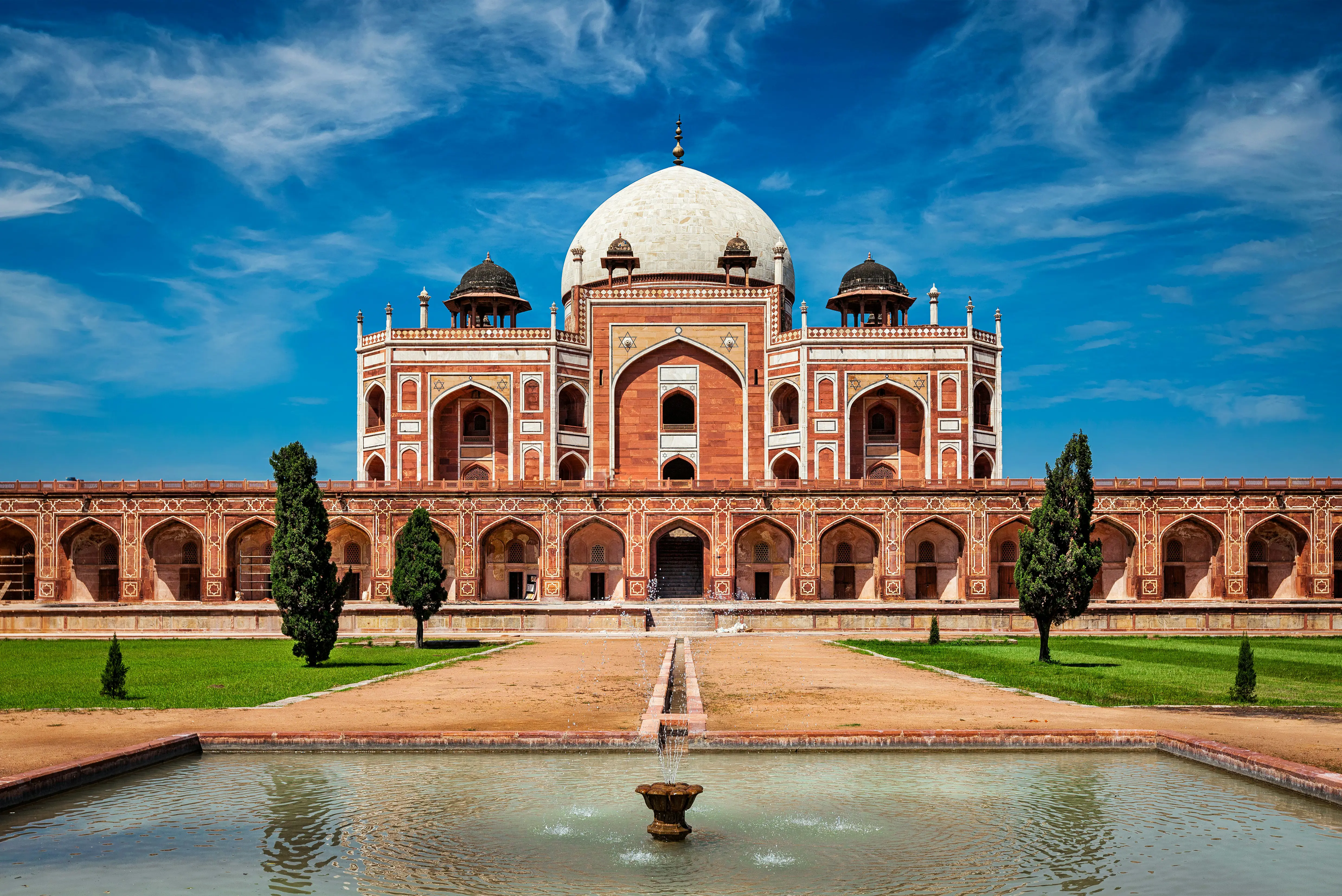 Tur til Delhi - Humayuns mausoleum i Delhi, Indien, en storslået rød sandsten og marmorstruktur under en klar blå himmel.