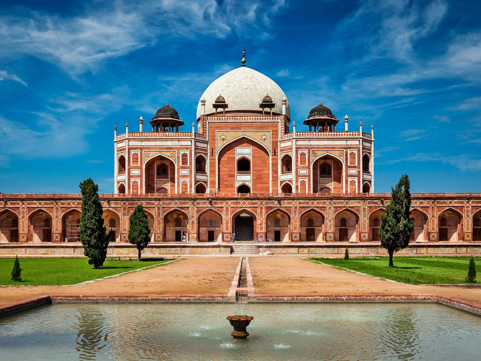 Tur til Delhi - Humayuns mausoleum i Delhi, Indien, en storslået rød sandsten og marmorstruktur under en klar blå himmel.
