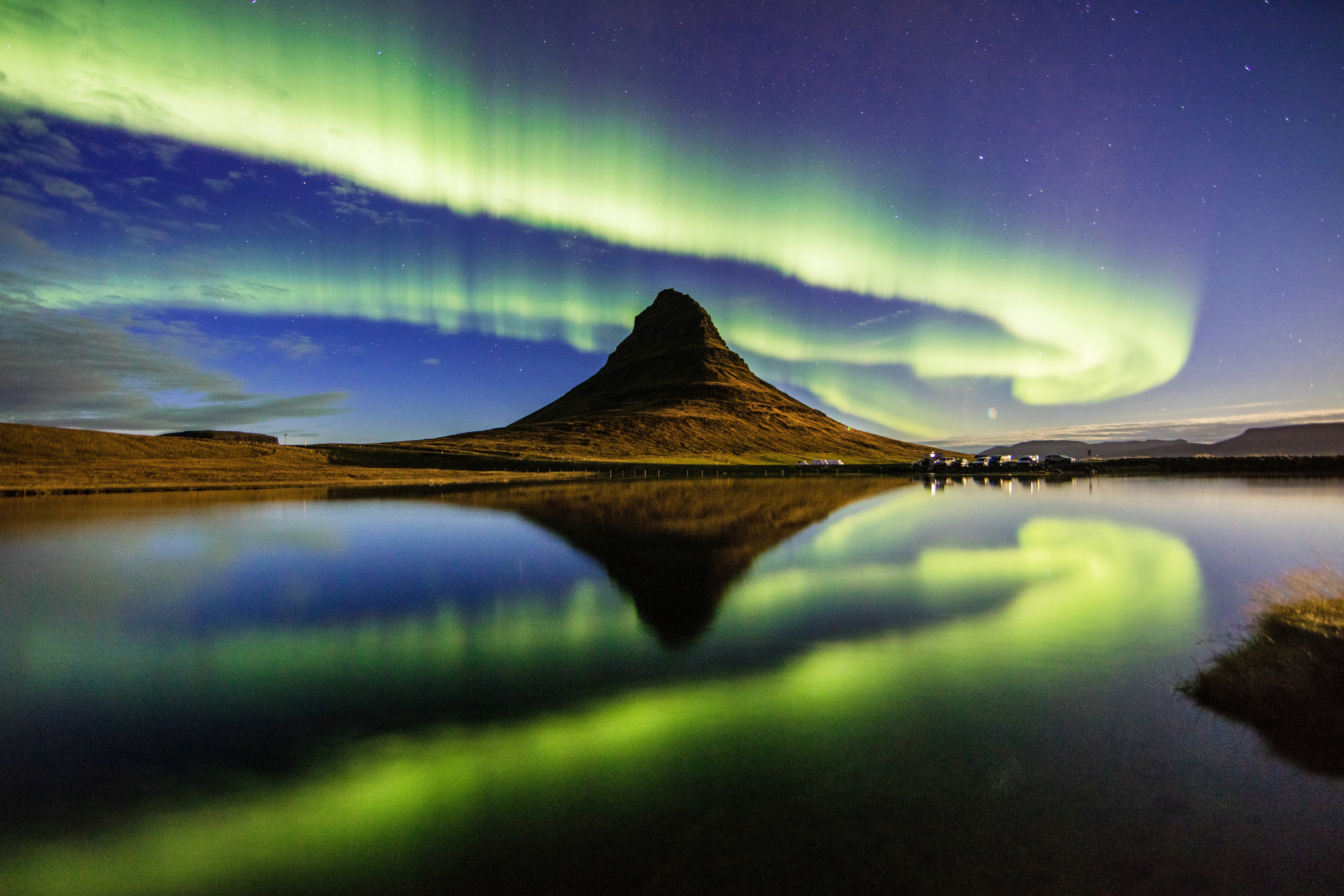 Sø med nordlys på himlen om natten