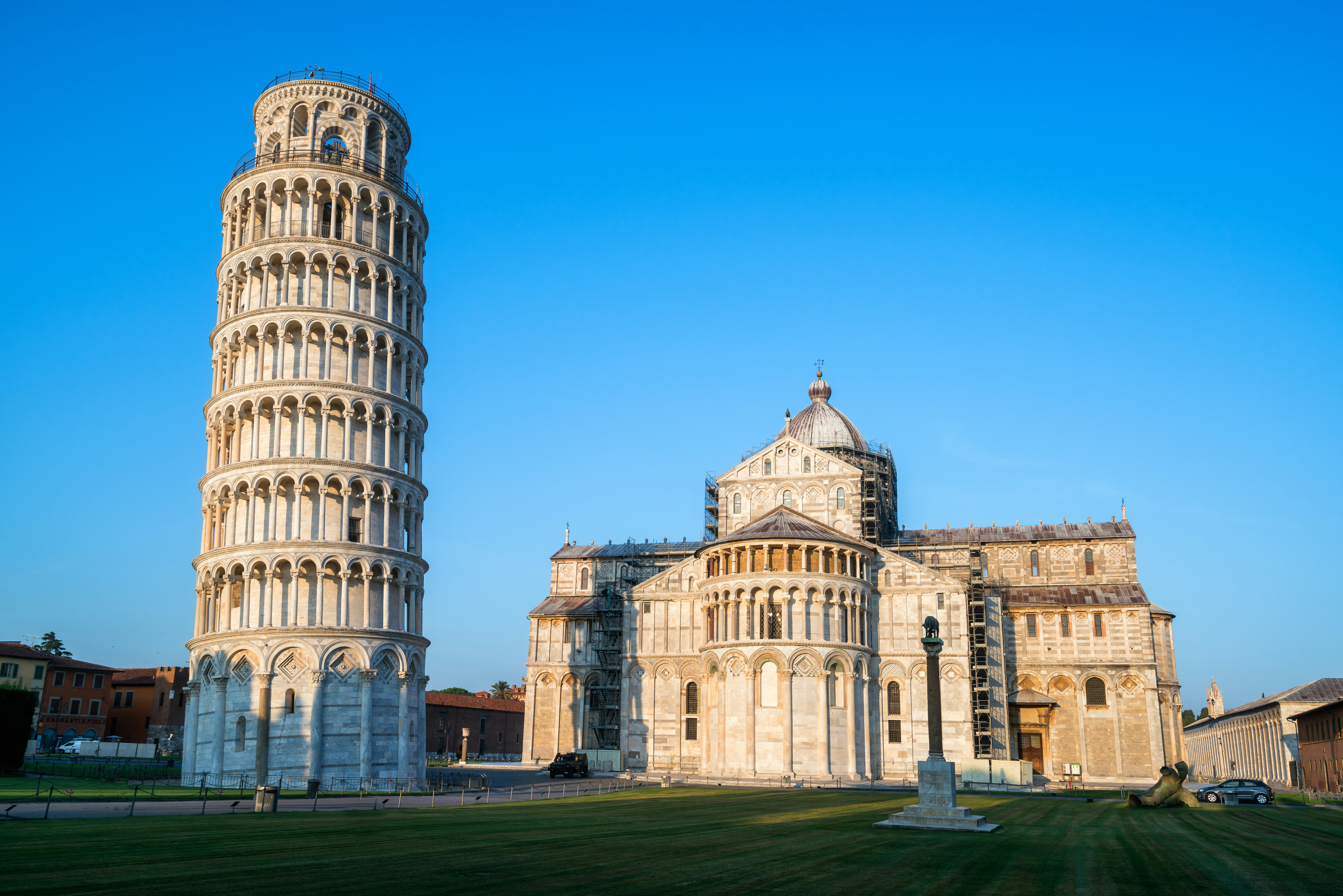 Tur til Pisa - Det skæve tårn i Pisa mod en blå himmel i en tidlig solopgang