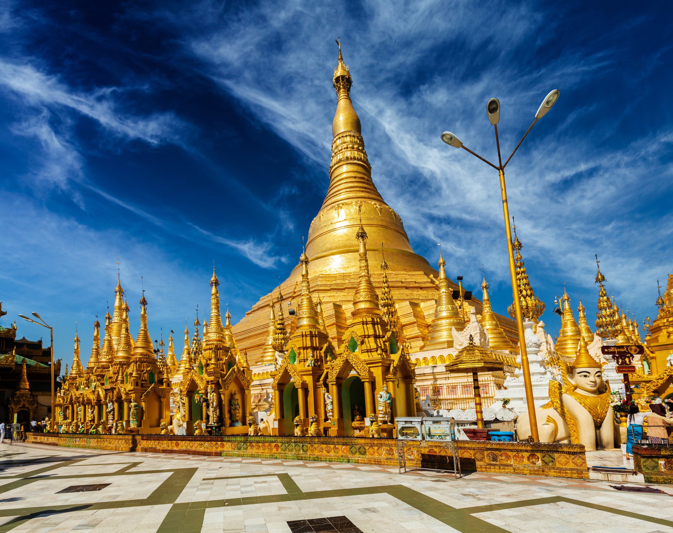 Se skråt nedefra af det berømte tempel i guld og juveler i Myanmar med smuk blå himmel i baggrunden