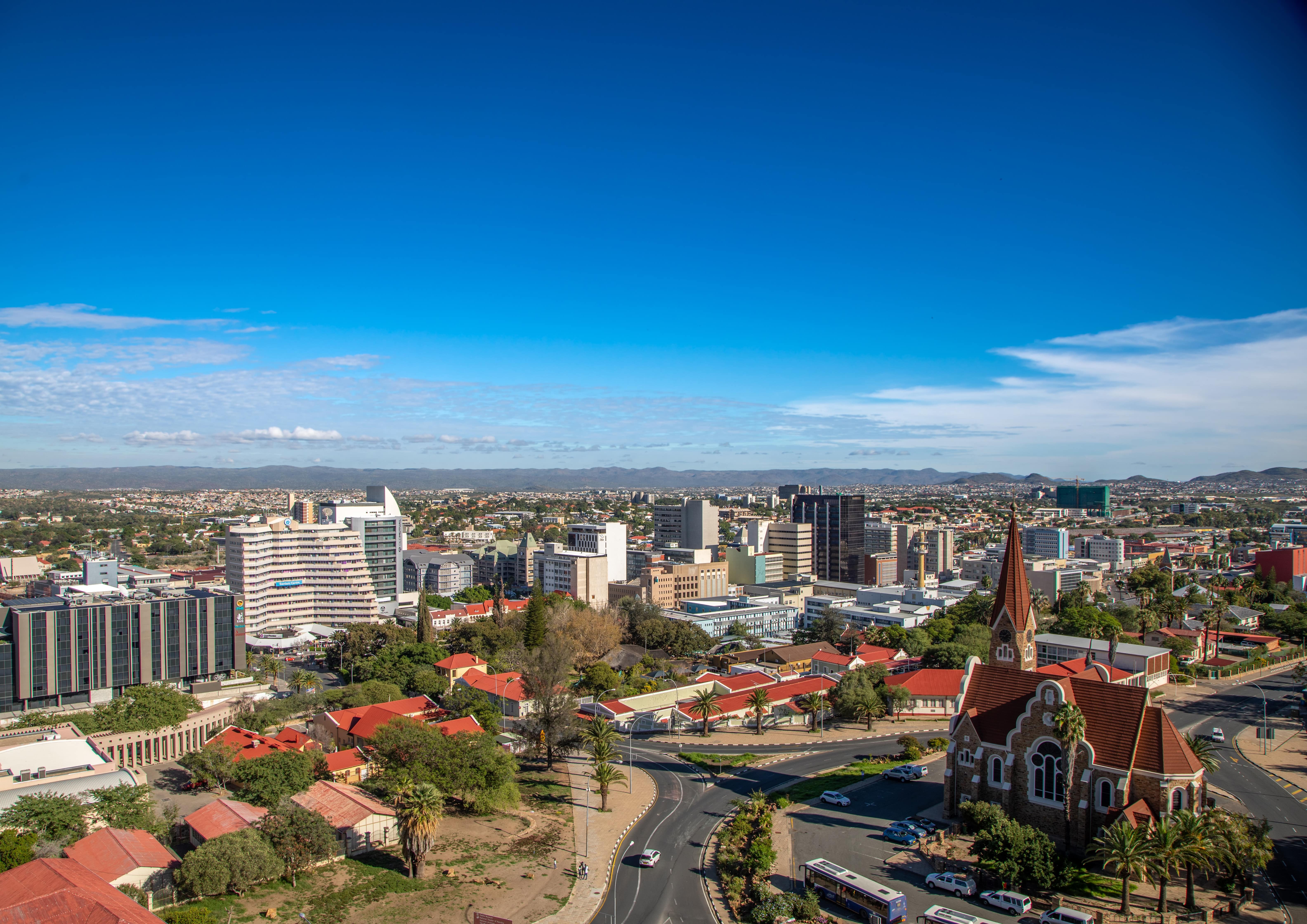 Rejser til Windhoek - Panoramaudsigt over byen Windhoek i Namibia med bygninger og grønne områder