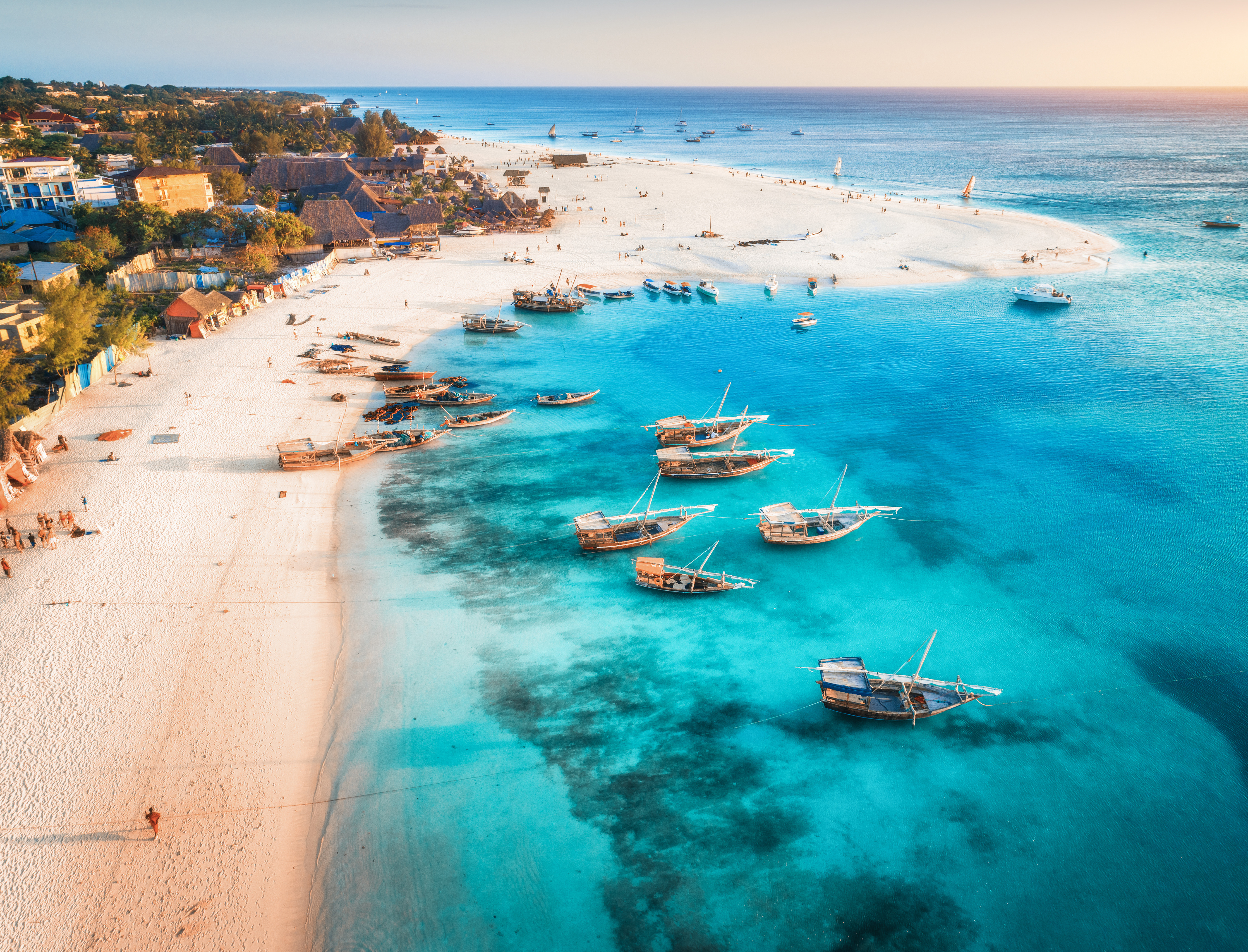 Strand og krystalklart blåt hav kommer ind på Zanzibar kyst