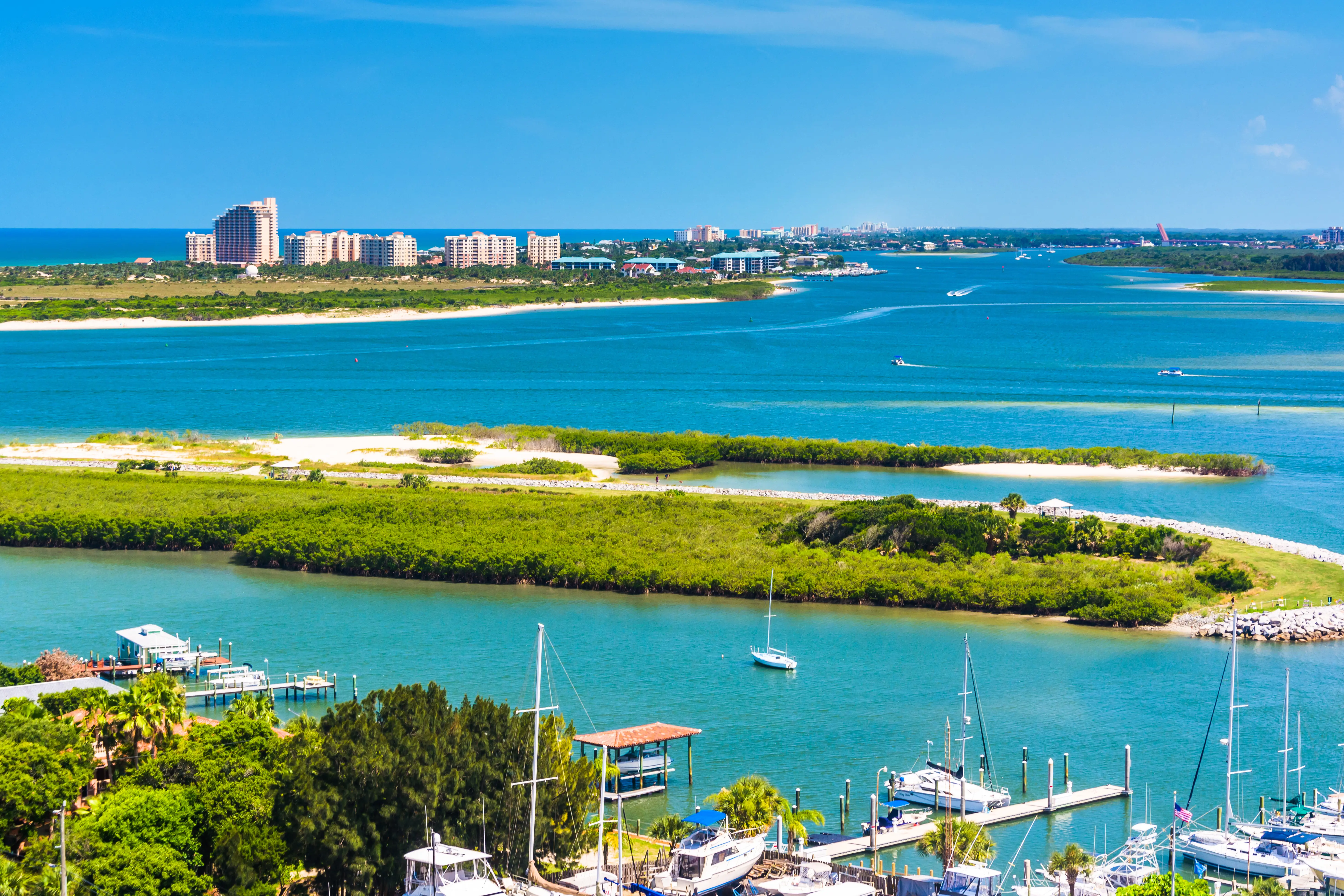 blåt hav med grønne områder, havn og by i baggrunden i Florida