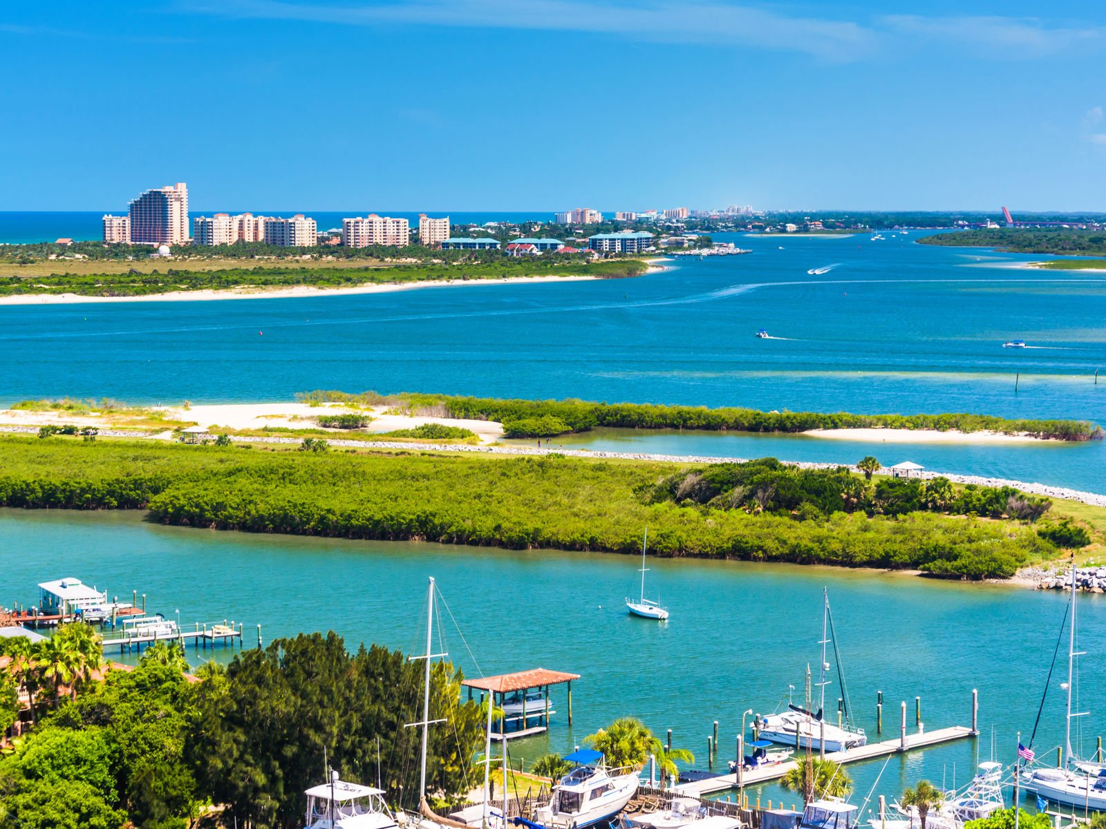 blåt hav med grønne områder, havn og by i baggrunden i Florida