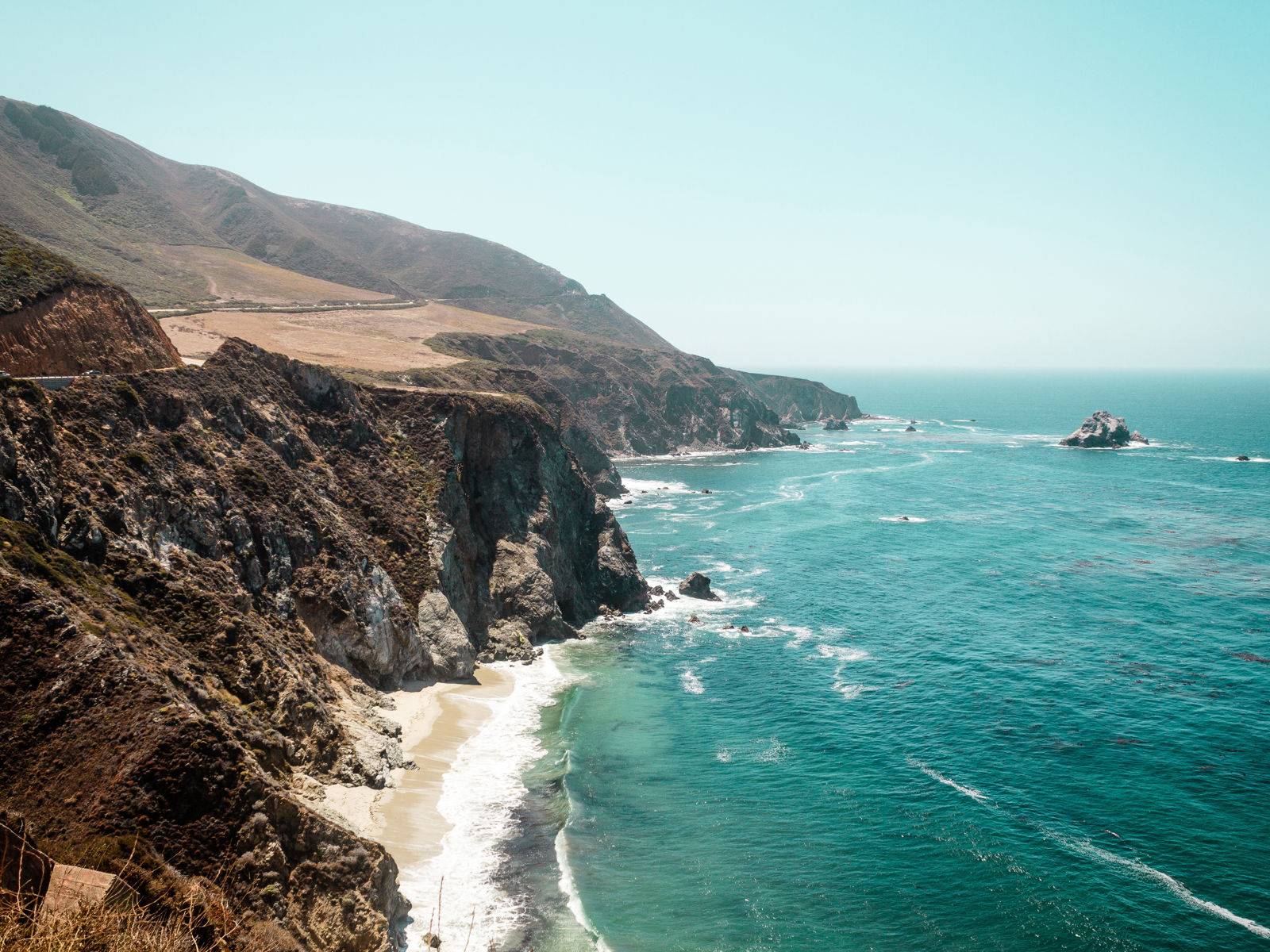 Californiens kyst med oceaner, der kommer ind ved klipper og strand
