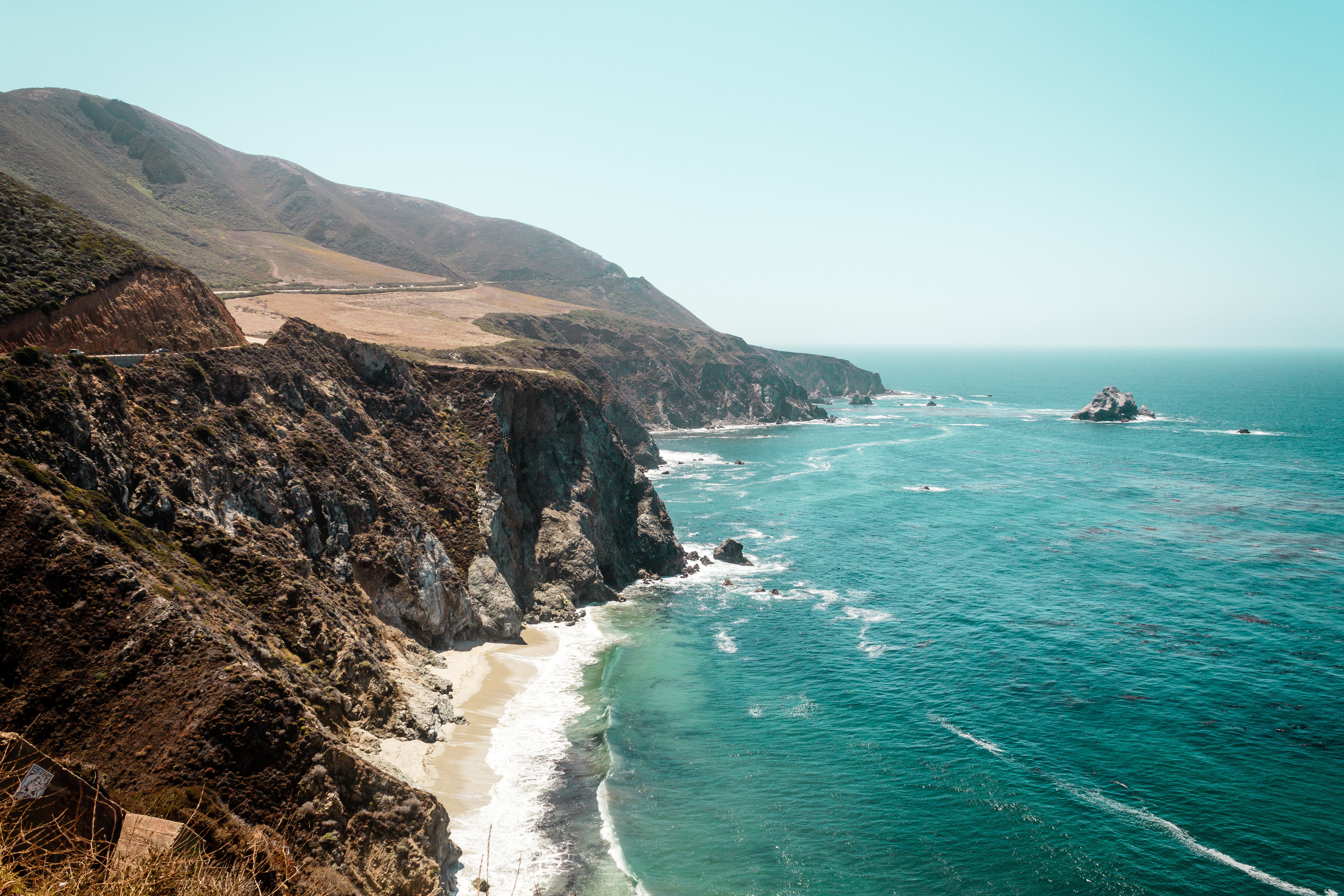 Californiens kyst med oceaner, der kommer ind ved klipper og strand